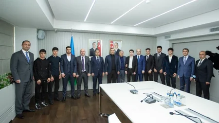 Sahil Babayev Avropa çempionatından qayıdan boksçularla görüşüb