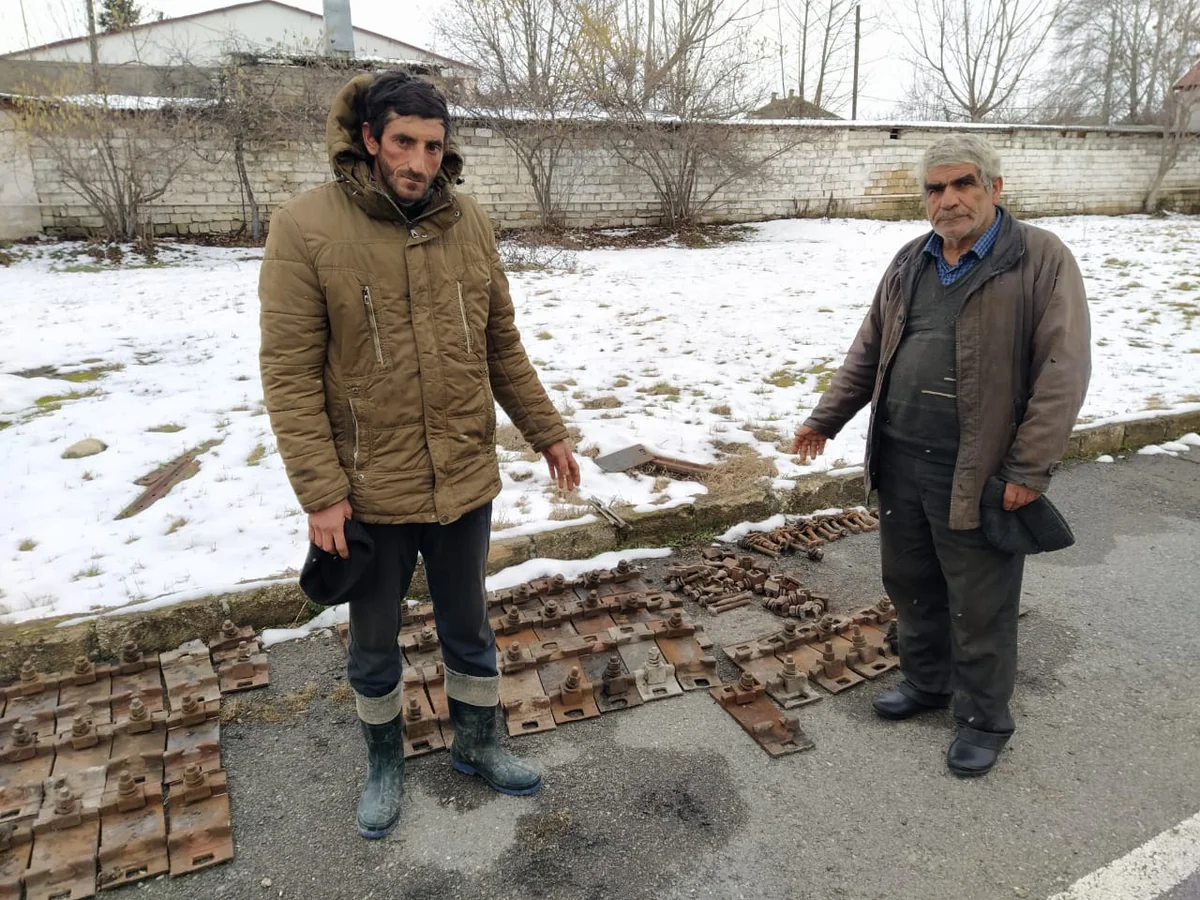 Siyəzəndə ata və oğul dəmir yolundan oğurluq edib