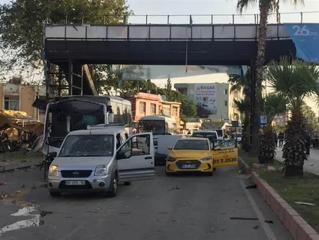 Türkiyədə polis avtomobilinə hücum olub, yaralananlar var