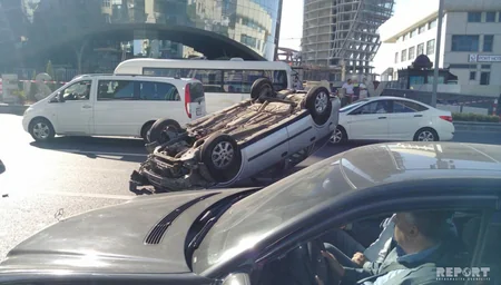 Bakının mərkəzində yol qəzası olub, avtomobillərdən biri aşıb - FOTO