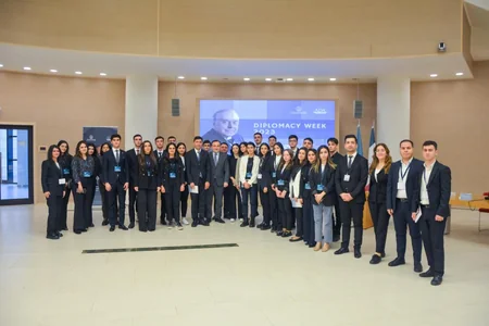 Bakıda Diplomatiya Könüllüləri üçün diplomatiya həftəsi təşkil olunub