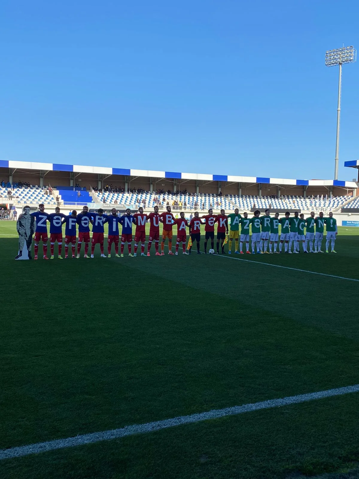 Premyer Liqa oyununda Zəfər Günü qeyd olunub, meydana şəhid futbolçunun maketi gətirilib