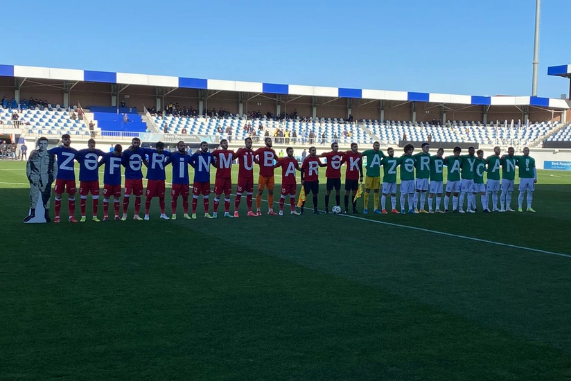 Premyer Liqa oyununda Zəfər Günü qeyd olunub, meydana şəhid futbolçunun maketi gətirilib