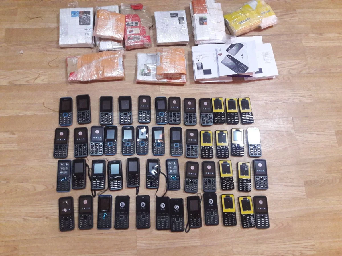 Azərbaycan gömrükçüləri mobil telefon və qutularını aşkarlayıblar