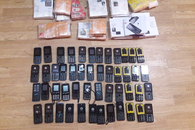 Azərbaycan gömrükçüləri mobil telefon və qutularını aşkarlayıblar