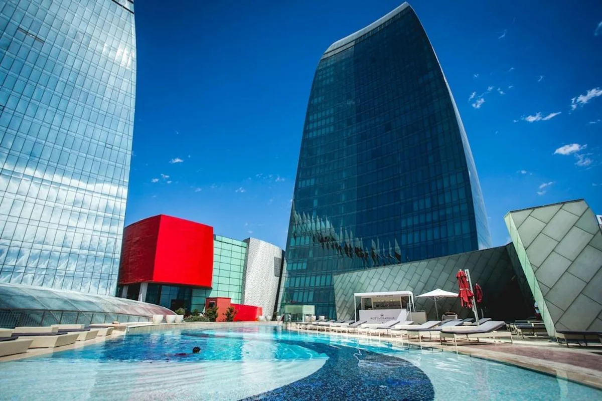 Fairmontda karantini pozanlardan biri jurnalistləri təhqir etdi