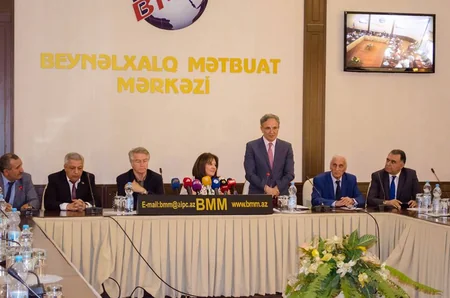 Mətbuat Şurası Fransa Senatının üzvlərini mükafatlandırıb