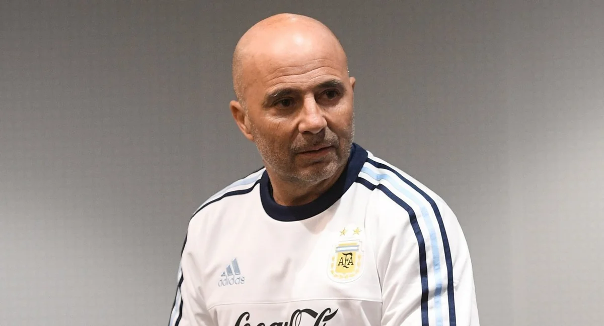 Futbol azarkeşləri Argentina komandasının baş məşqçisinə butılka atıblar