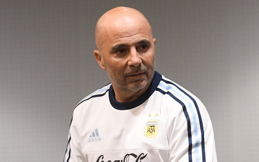 Futbol azarkeşləri Argentina komandasının baş məşqçisinə butılka atıblar