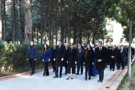 Azərbaycan Prezidenti Heydər Əliyevin məzarını ziyarət edib