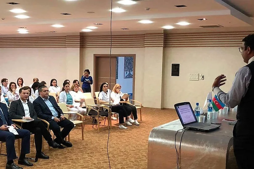 Hindistanlı həkim Bakıda sümük iliyi transplantasiyası üzrə seminar keçirib