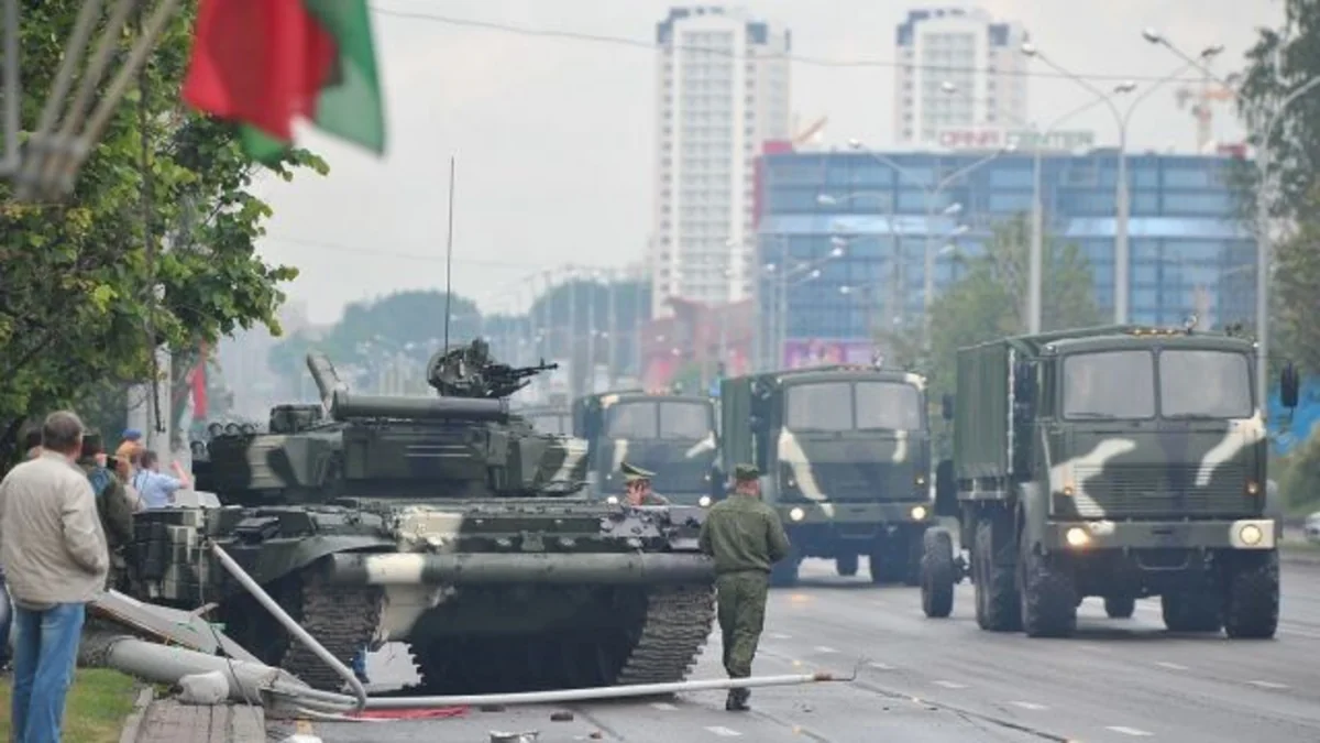 Minskdə tank paradın məşqləri zamanı dirəyə çırpılıb - FOTO
