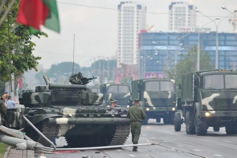 Minskdə tank paradın məşqləri zamanı dirəyə çırpılıb - FOTO