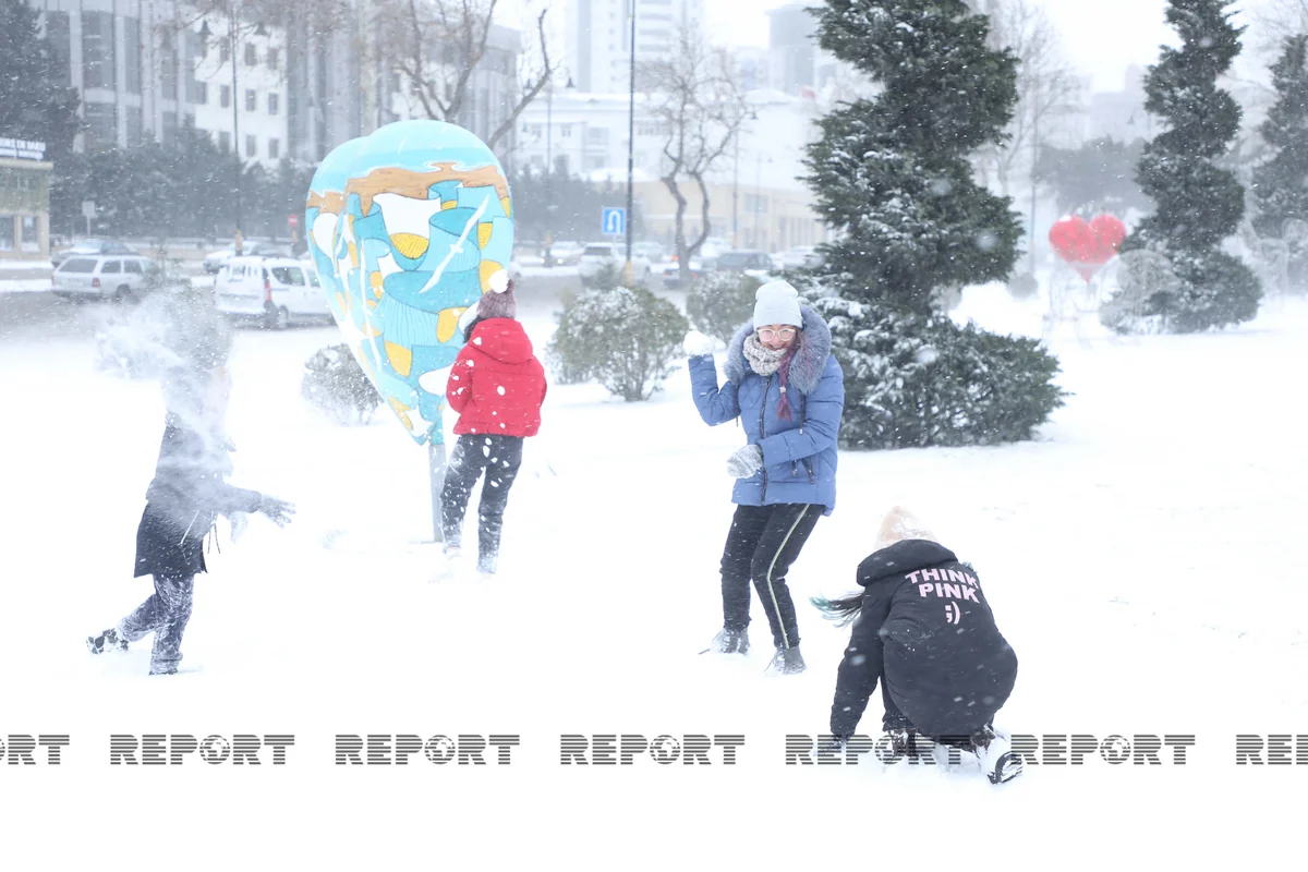 Qar ən çox uşaqları sevindirir... - VİDEO