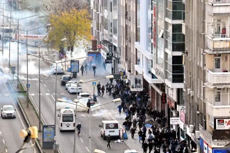 Türkiyədə polislə nümayişçilər arasında toqquşma baş verib: ölən və yaralananlar var - VİDEO