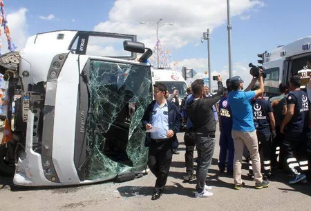 Türkiyədə hərbçiləri daşıyan avtobusla polis avtomobili toqquşub, 33 nəfər yaralanıb