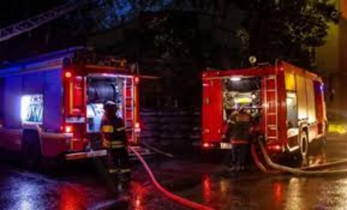 Bakıda yaşayış binasında yanğın baş verib: tüstüdən zəhərlənmiş 2 nəfər xilas edilib, daha 10 nəfər təxliyə olunub