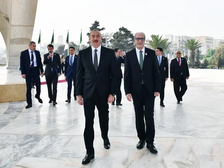 Prezident İlham Əliyev Əlcəzairdə Şəhidlər abidəsini və Milli Mücahidlər Muzeyini ziyarət edib - YENİLƏNİB-3