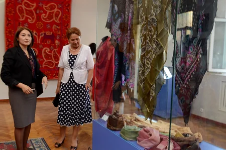 Azerbaijani kalaghai and silk exhibited in Uzbekistan's Atlas Bayrami
