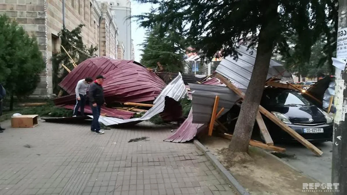 В Батуми рухнуло кровельное покрытие здания, есть пострадавшие
