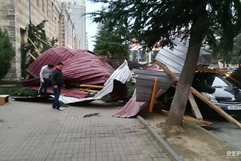 В Батуми рухнуло кровельное покрытие здания, есть пострадавшие
