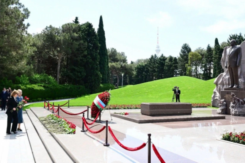 Dövlət Komitəsinin kollektivi Heydər Əliyevin məzarını ziyarət edib