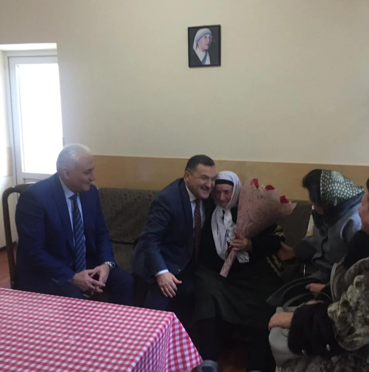 Milli Məclisin deputatları Goranboyda tapılan 102 yaşlı çeçen əsilli qadını ziyarət edib