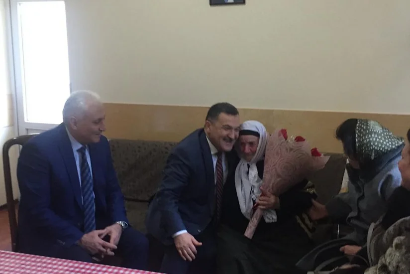 Депутаты Милли Меджлиса посетили 102-летнюю женщину чеченского происхождения