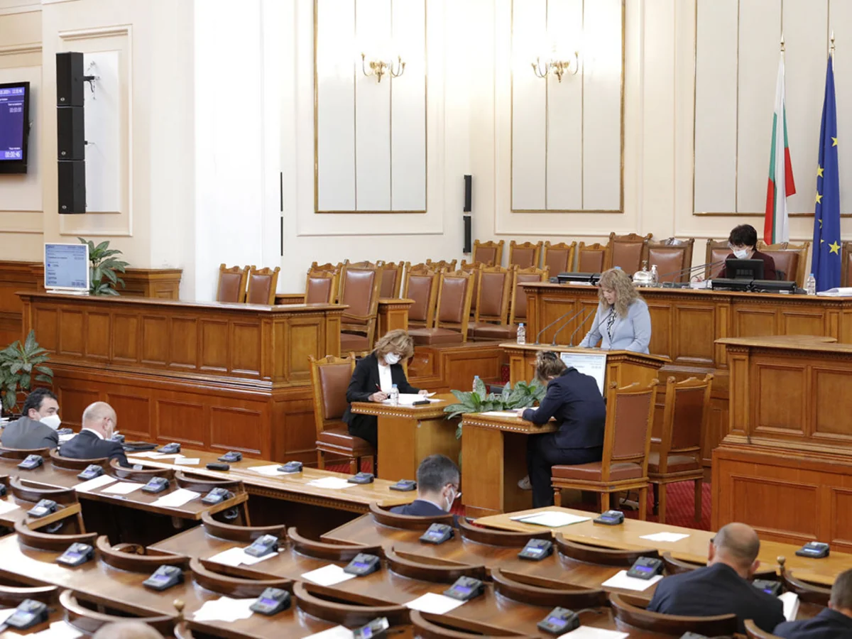 Парламент Болгарии проголосовал против вотума недоверия правительству