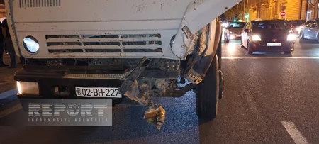 Bakıda minik avtomobili “KamAZ”la toqquşub