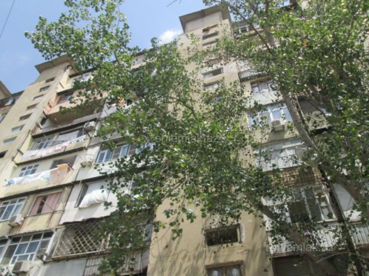 Yevlaxda binanın eyvanı uçub, iki qadın yaralanıb