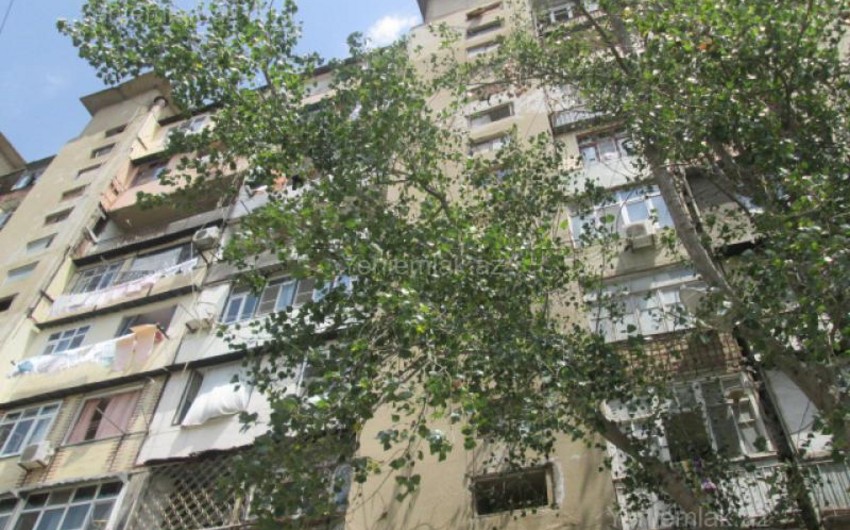 Yevlaxda binanın eyvanı uçub, iki qadın yaralanıb