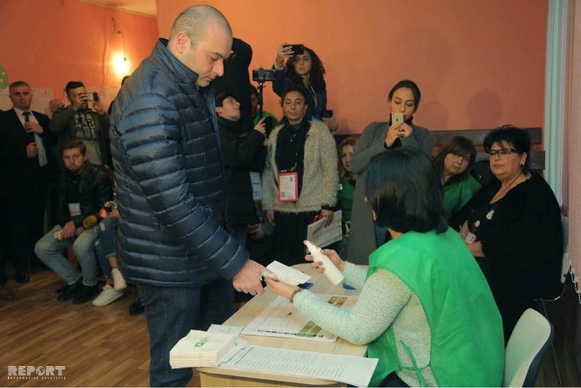 Gürcüstanın baş naziri prezident seçkilərində səs verib - FOTO
