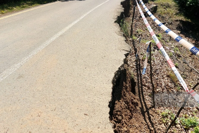 Lənkəranda torpaq sürüşməsi olub, 7 kəndi birləşdirən yolun bir hissəsi çöküb