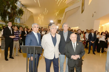 Heydər Əliyev Mərkəzində Ulu Öndərə həsr olunan instalyasiya, fotoalbom və film təqdim edilib