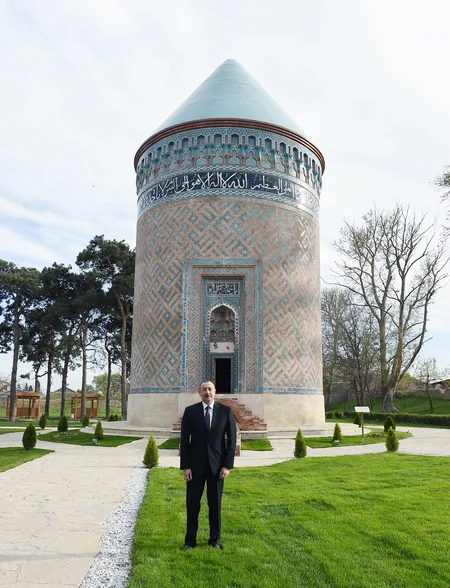 Prezident Bərdə türbəsində və Torpaqqala kompleksində əsaslı yenidənqurmadan sonra yaradılan şəraitlə tanış olub