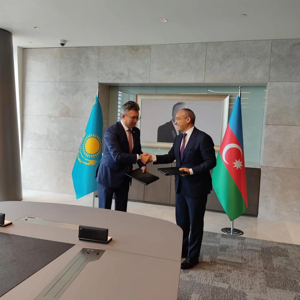Azerbaijan, Kazakhstan ink memo on trade co-op