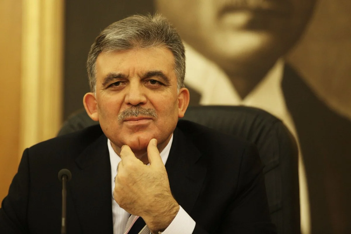 Abdullah Gül Bakıda “Şəhidlər məscidi”ni ziyarət edib