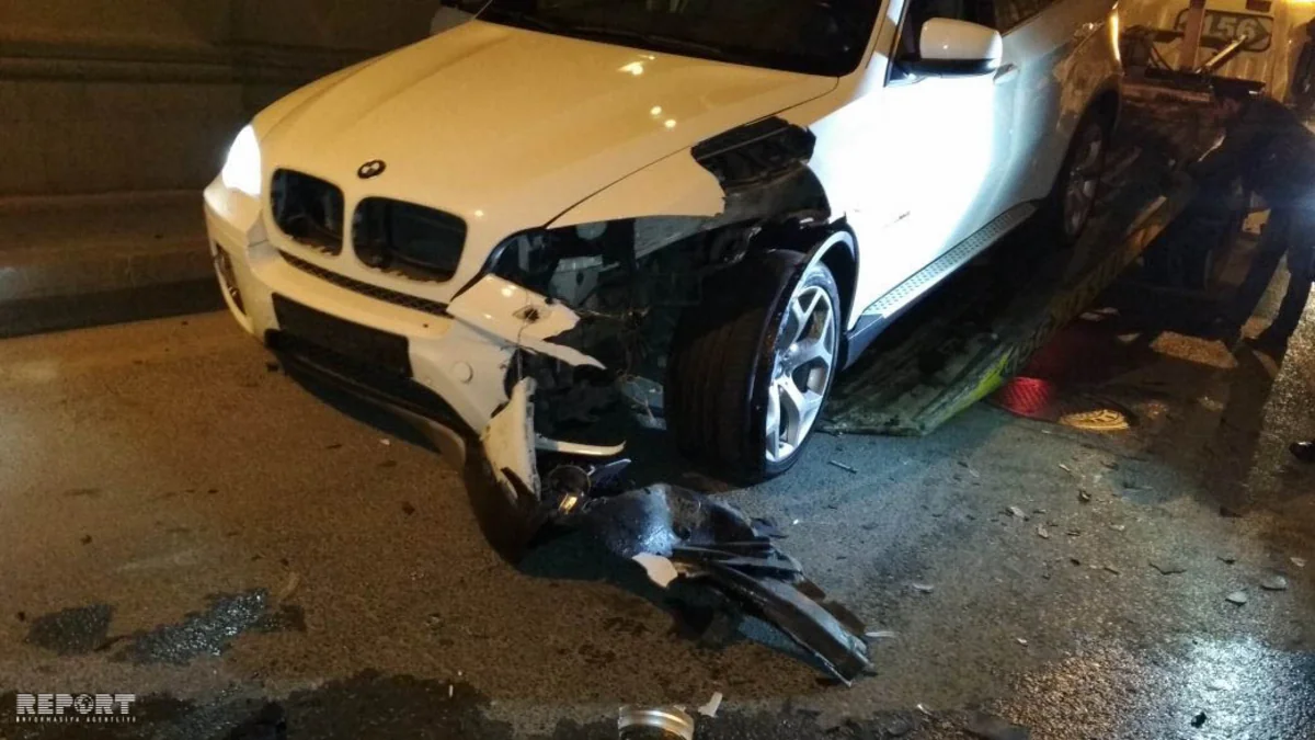 Paytaxtda yol nişanına məhəl qoymayan sürücü qəza törədib - FOTO