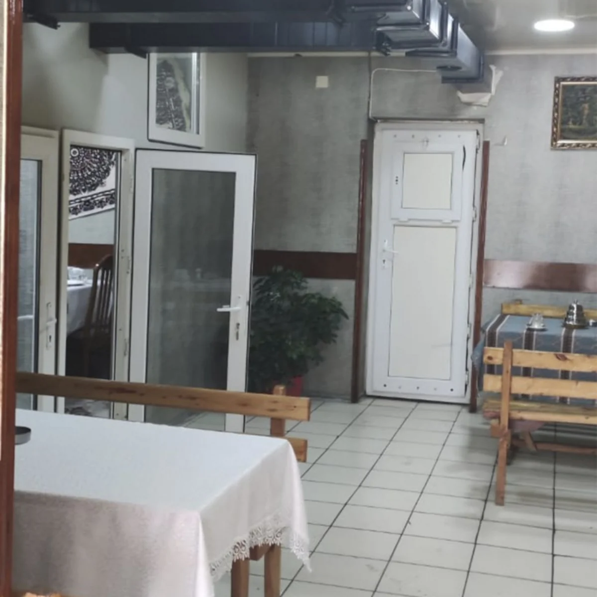 Bakıda nöqsanlar aşkarlanan kafe bağlanıb
