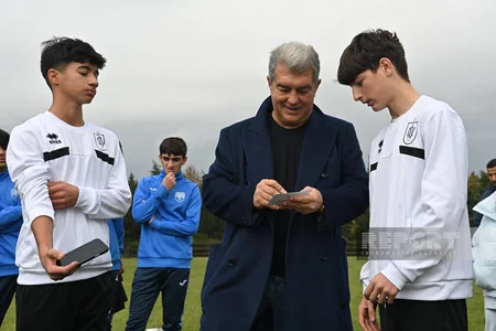 Barselonanın prezidenti Bakıda yeniyetmə futbolçularla görüşüb
