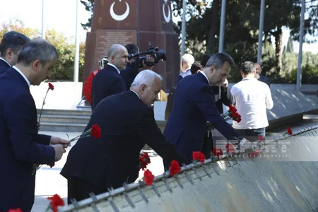 Türkiyənin Müdafiə Sənayesi Komitəsinin sədri Şəhidlər xiyabanını və “Türk şəhidliyi” abidəsini ziyarət edib - YENİLƏNİB