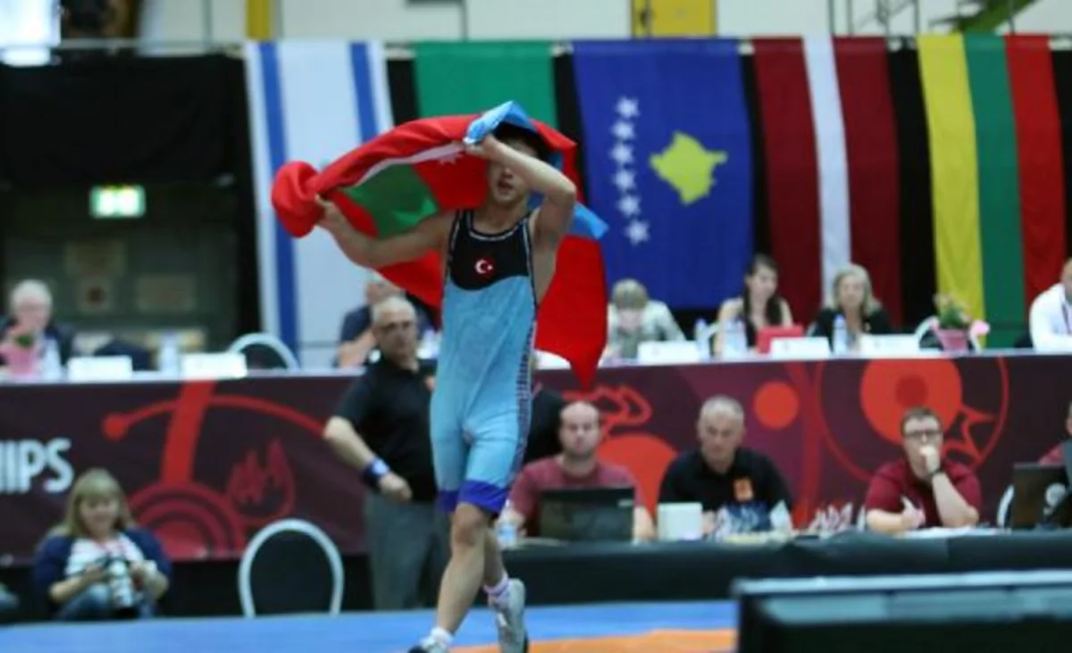 Турецкий борец после победы над армянином прошелся с флагом Азербайджана - ВИДЕО