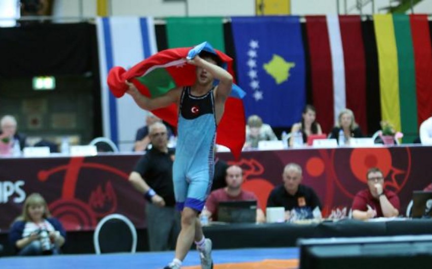 Turkish Greco-Roman wrestler waves Azerbaijani flag after defeating Armenian rival - VIDEO