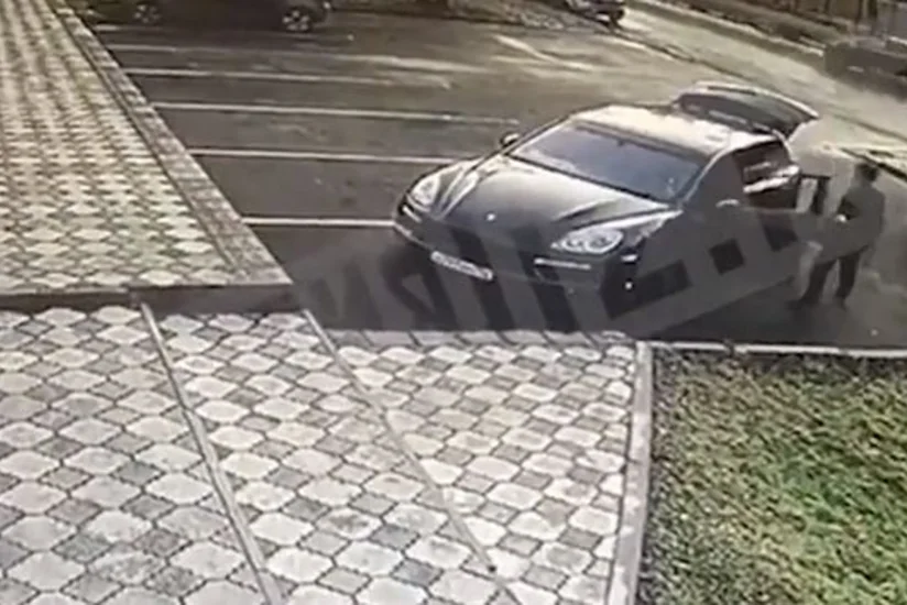 В подмосковном Наро-Фоминске неизвестный оставил Porsche c трупом азербайджанца у больницы - ВИДЕО