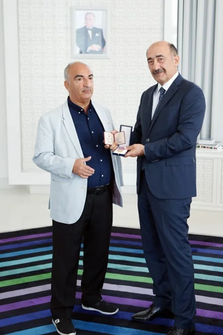 Ramiz Rövşənə Xalq şairi, Kamal Abdullaya “Xalq yazıçısı” fəxri adları təqdim olunub