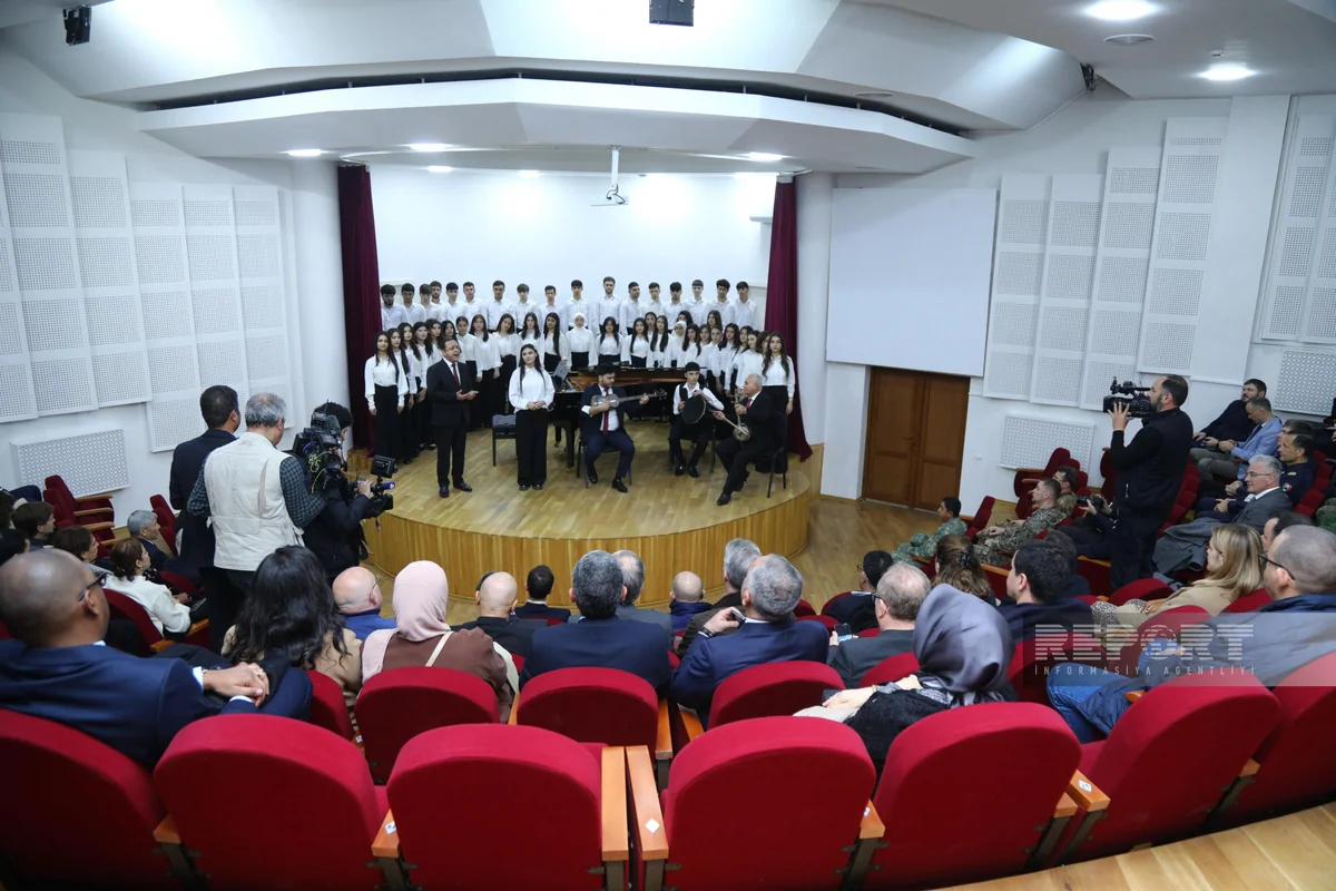 Karabakh University students present artistic composition to diplomats