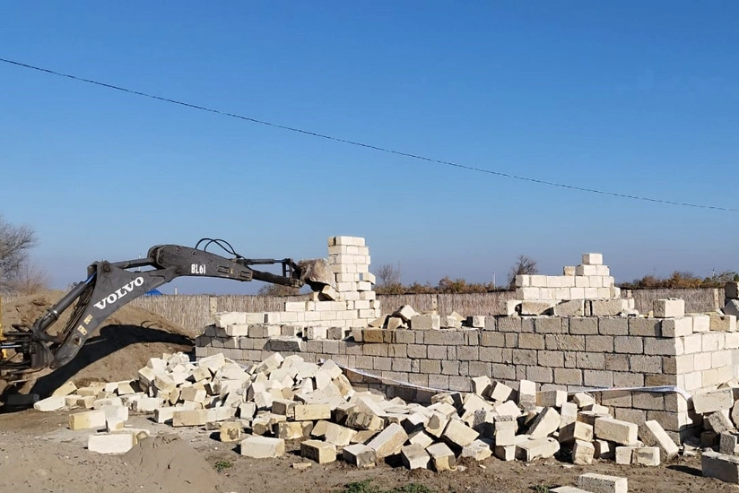 İmişlidə qanunsuz tikili sökülüb