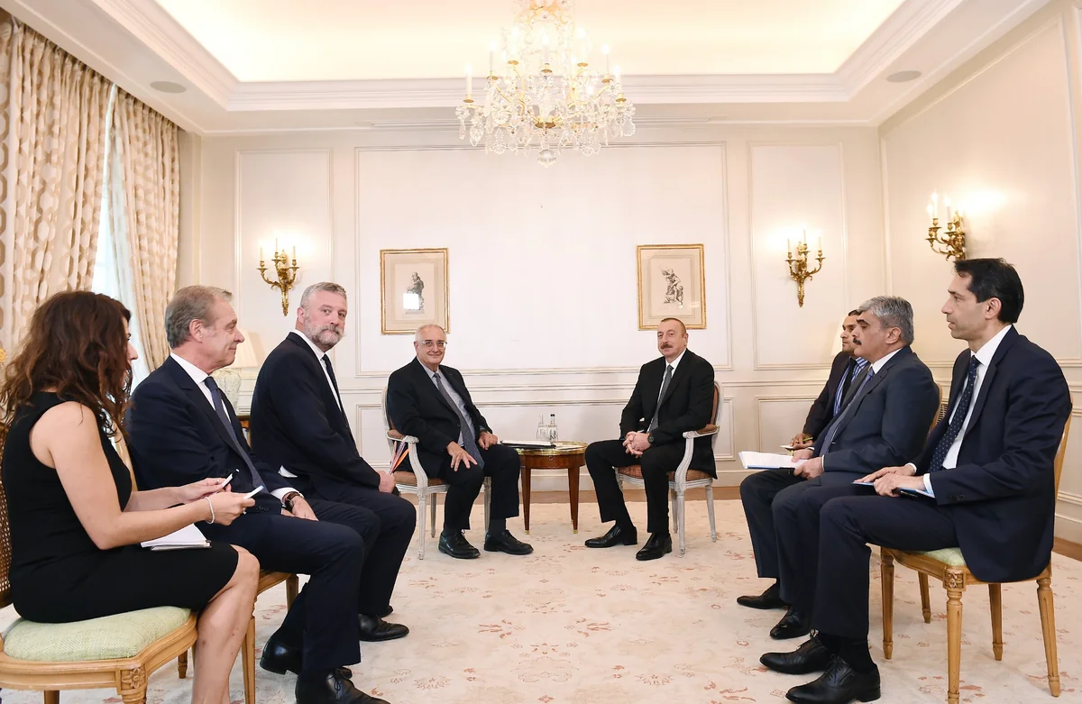 Prezident İlham Əliyev Parisdə “Naval” qrupunun sədri ilə görüşüb