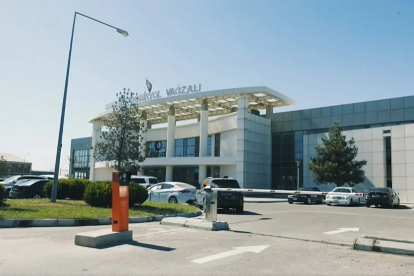 Sumqayıt dəmiryol vağzalında avtomobillərin parklanması ödənişli olub